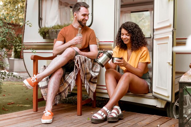 Hombre y mujer tomando café en la naturaleza