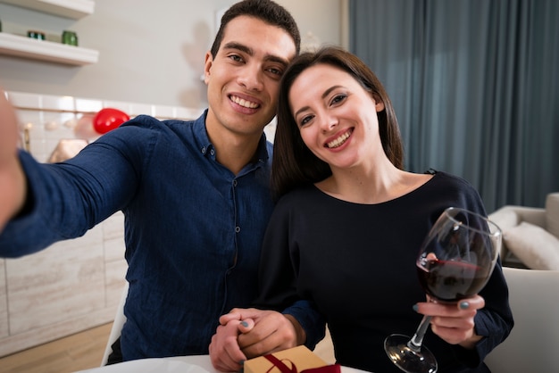 Hombre y mujer tomando una selfie juntos en el día de San Valentín