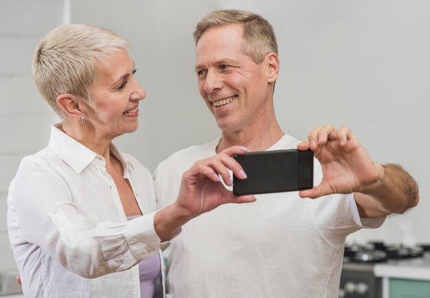 Hombre y mujer tomando una selfie