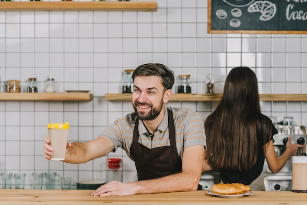 Foto gratuita hombre y mujer trabajando en café