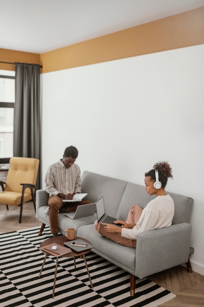 Foto gratuita hombre y mujer trabajando desde casa