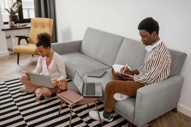 Hombre y mujer trabajando desde casa