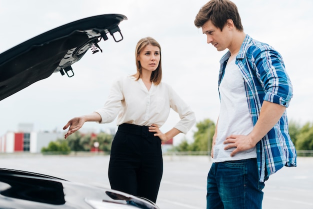 Foto gratuita hombre y mujer trabajando en coche