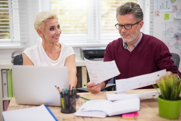 Hombre y mujer trabajando detrás del escritorio