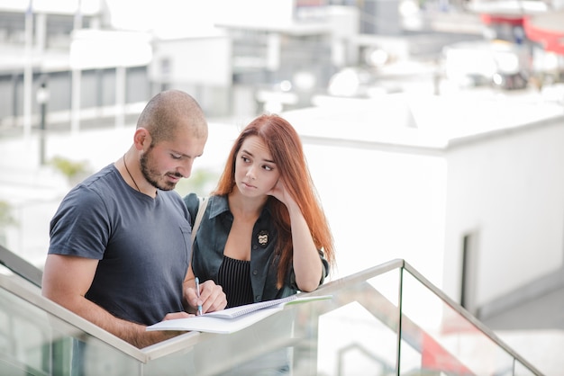 Hombre, mujer, trabajando, documentos