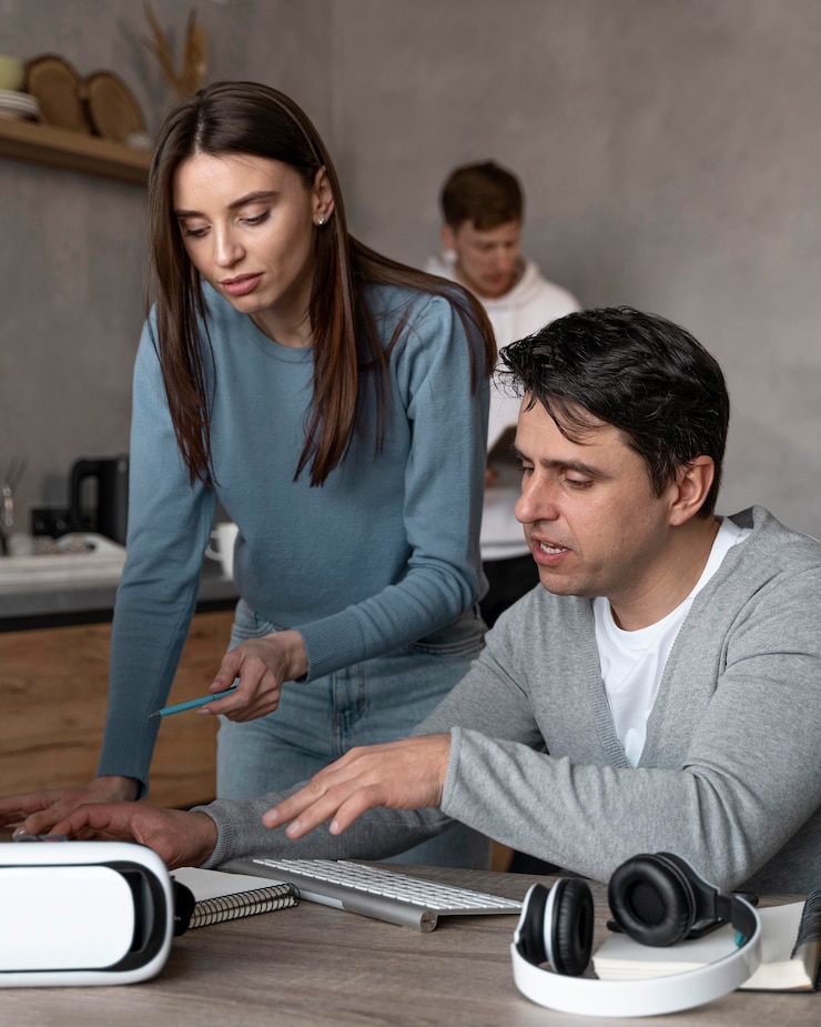 Foto gratuito hombre y mujer trabajando juntos en el campo de los medios con casco de realidad virtual y auriculares