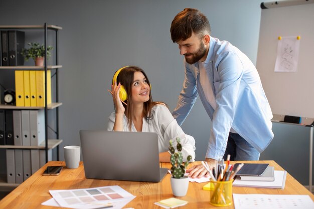 Hombre y mujer trabajando juntos en una empresa de nueva creación