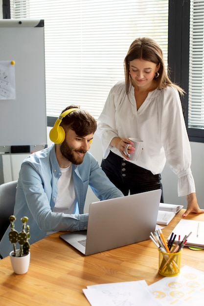 Hombre y mujer trabajando juntos en una empresa de nueva creación