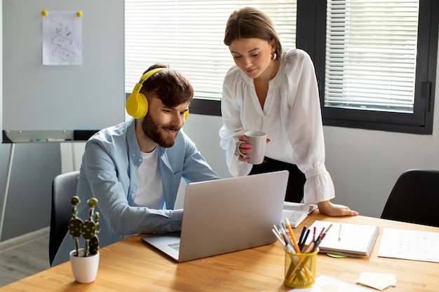 Hombre y mujer trabajando juntos en una empresa de nueva creación