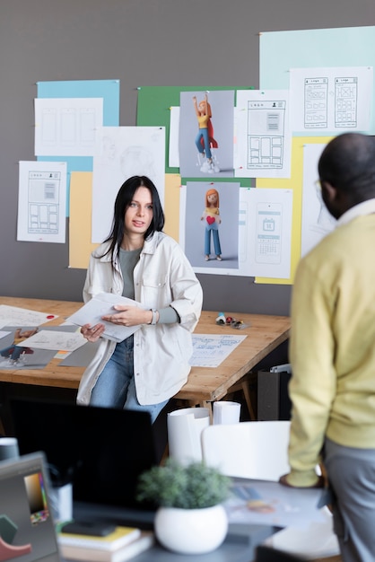 Foto gratuita hombre y mujer trabajando juntos en un estudio de animación