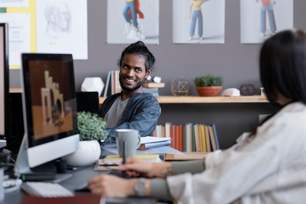 Hombre y mujer trabajando juntos en un estudio de animación