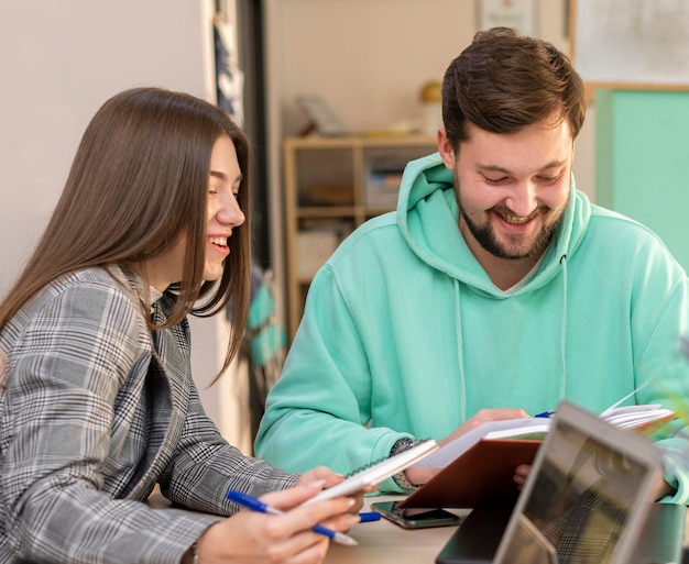 Foto gratuita hombre y mujer trabajando juntos para un nuevo proyecto