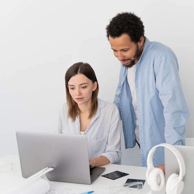 Hombre y mujer trabajando juntos en soluciones de ahorro de energía