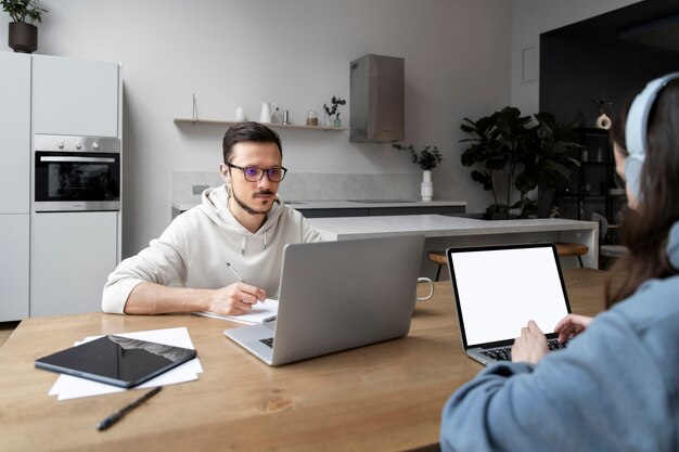 Hombre y mujer, trabajar desde casa, juntos, en el escritorio