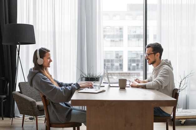 Hombre y mujer, trabajar desde casa, juntos, en el escritorio