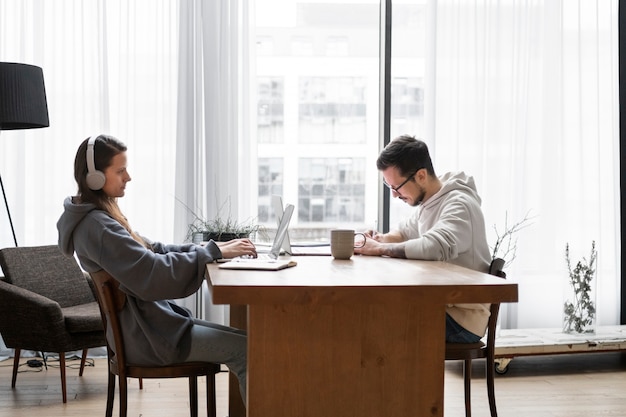 Foto gratuita hombre y mujer, trabajar desde casa, juntos, en el escritorio