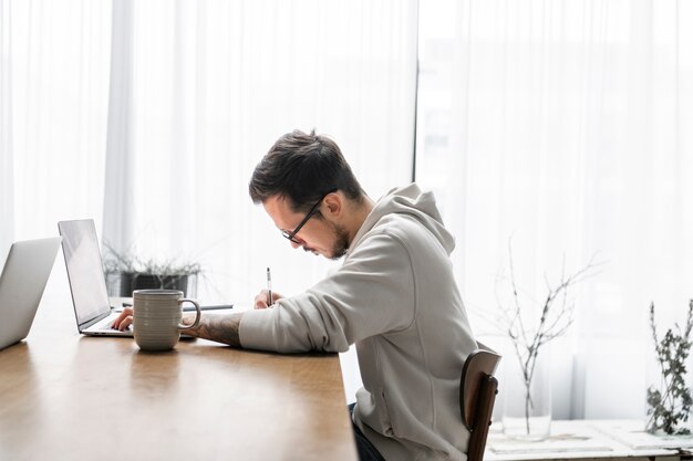 Hombre y mujer, trabajar desde casa, juntos, en el escritorio