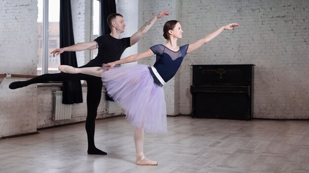 Hombre y mujer en trajes de ballet