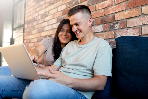 Hombre y mujer usando laptop para compras en línea