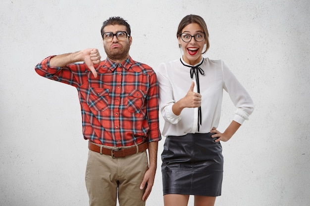 Hombre y mujer vestidos formalmente