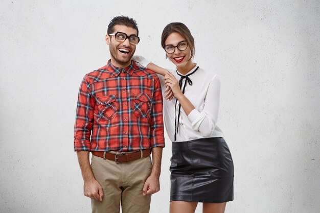 Hombre y mujer vestidos formalmente