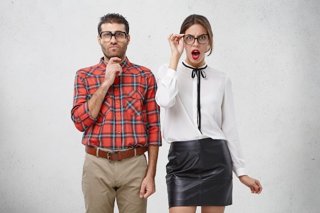 Hombre y mujer vestidos formalmente