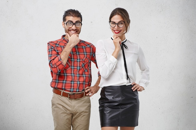 Hombre y mujer vestidos formalmente