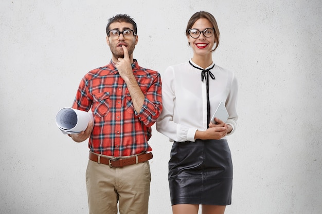 Hombre y mujer vestidos formalmente