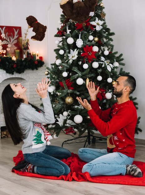 Hombre y mujer vomitando peluches