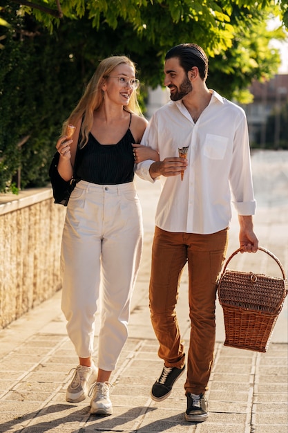 Hombre y mujer yendo al parque a hacer un picnic