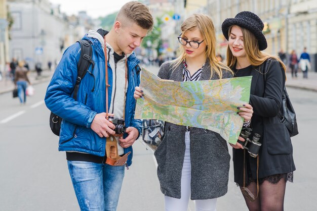 Hombre y mujeres amigos con mapa