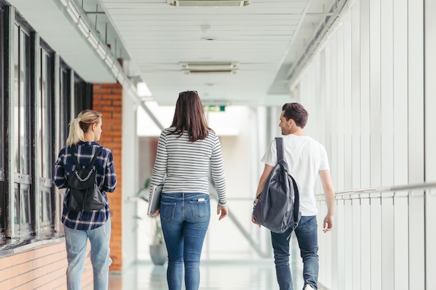 Hombre y mujeres con mochilas