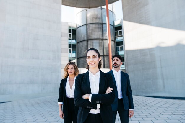 Hombre y mujeres de negocios amables