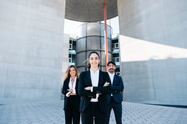 Hombre y mujeres de negocios modernos