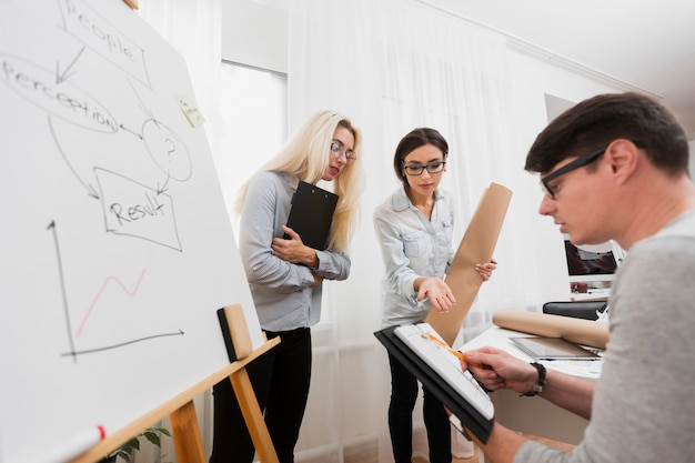 Foto gratuita hombre y mujeres que consultan datos comerciales