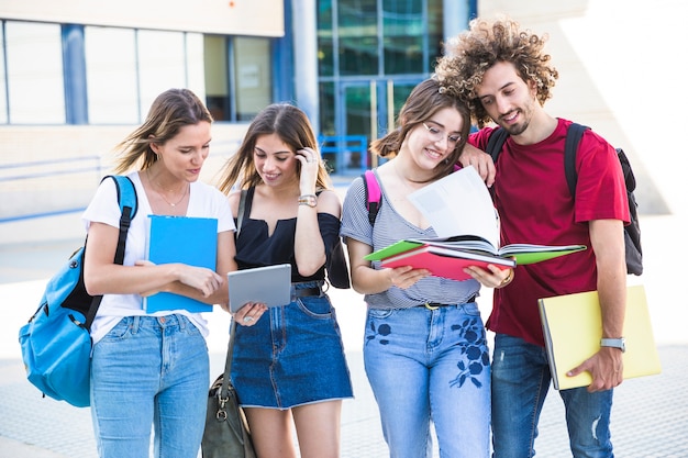 Hombre y mujeres que estudian en el campus universitario