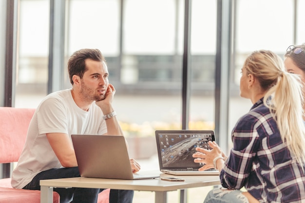 Hombre y mujeres en reunión