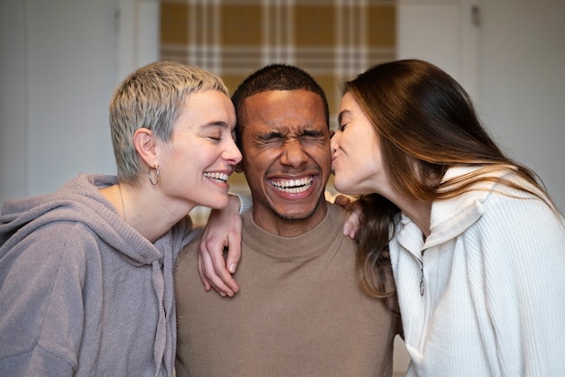 Hombre y mujeres sonrientes de tiro medio