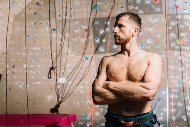 Foto gratuita hombre musculoso cerca de pared de escalada