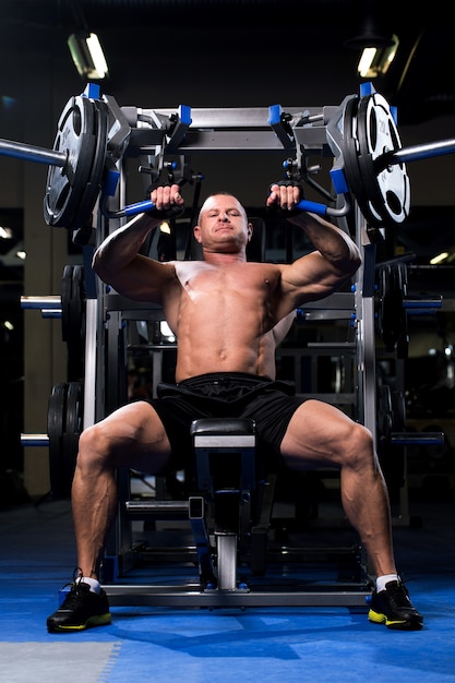 Hombre musculoso en un gimnasio