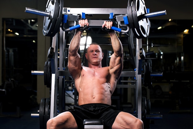 Hombre musculoso en un gimnasio