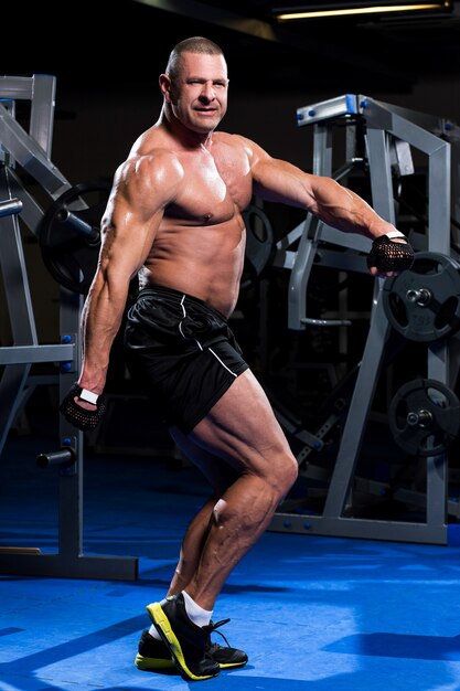 Hombre musculoso en un gimnasio