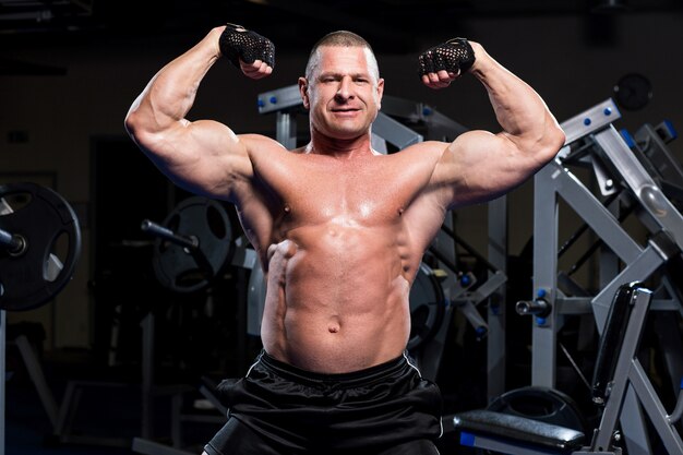 Hombre musculoso en un gimnasio