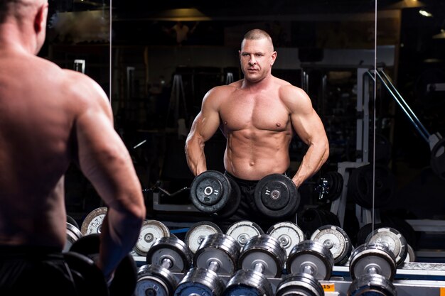 Hombre musculoso en un gimnasio