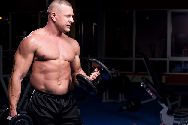 Hombre musculoso en un gimnasio