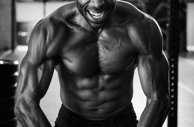 Hombre musculoso en el gimnasio