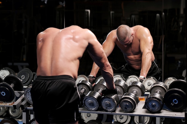 Hombre musculoso guapo en un gimnasio