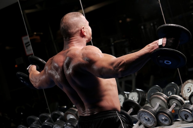 Foto gratuita hombre musculoso guapo en un gimnasio