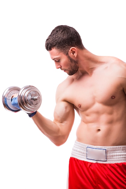 Hombre musculoso haciendo ejercicio con barra.