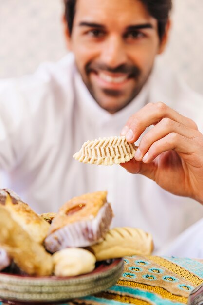 Hombre musulmán comiendo comida arabe